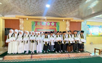 Wisuda Tahfidz Juz 30 dan Pembagian Rapor MI Al-Azhar Menganti Berlangsung Penuh Syukur