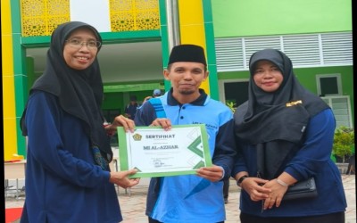 Kepala MI Al-Azhar Menganti Terima Penghargaan Pada Upacara Hari Amal Bakti Kemenag RI ke-78